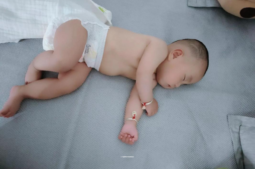 代怀包生男孩机构三个月宝宝抬头不稳 代怀包生男孩机构三个月宝宝抬头不稳