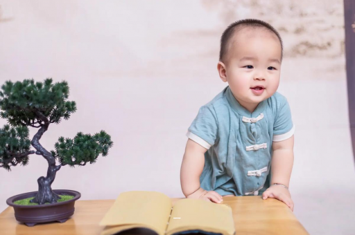 代怀包生男孩机构四个月宝宝最佳抱姿势
